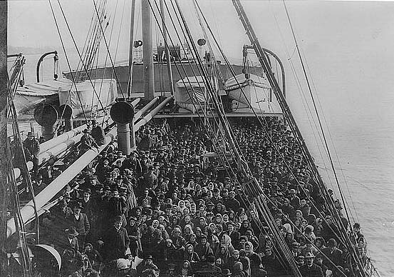 Shipload of immigrants arrives in New York